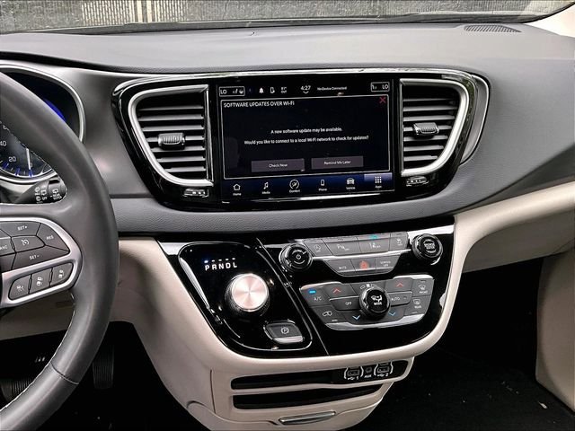 Used 2023 Chrysler Pacifica Touring-L FWD image 6