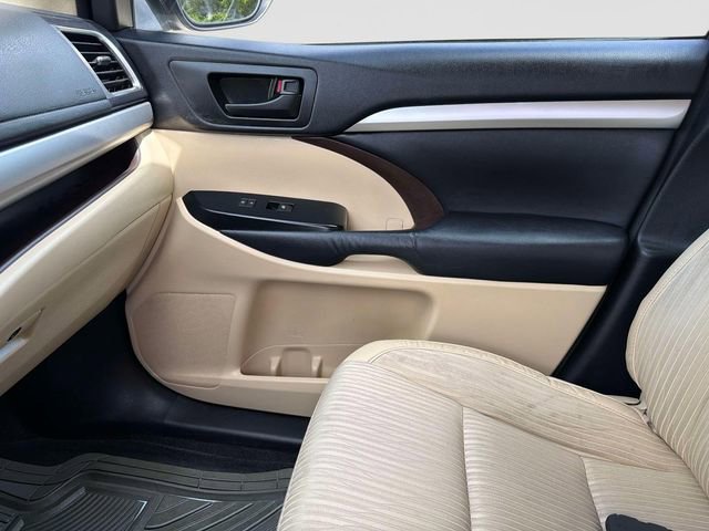 Used 2015 Toyota Highlander Plus AWD/4WD image 24
