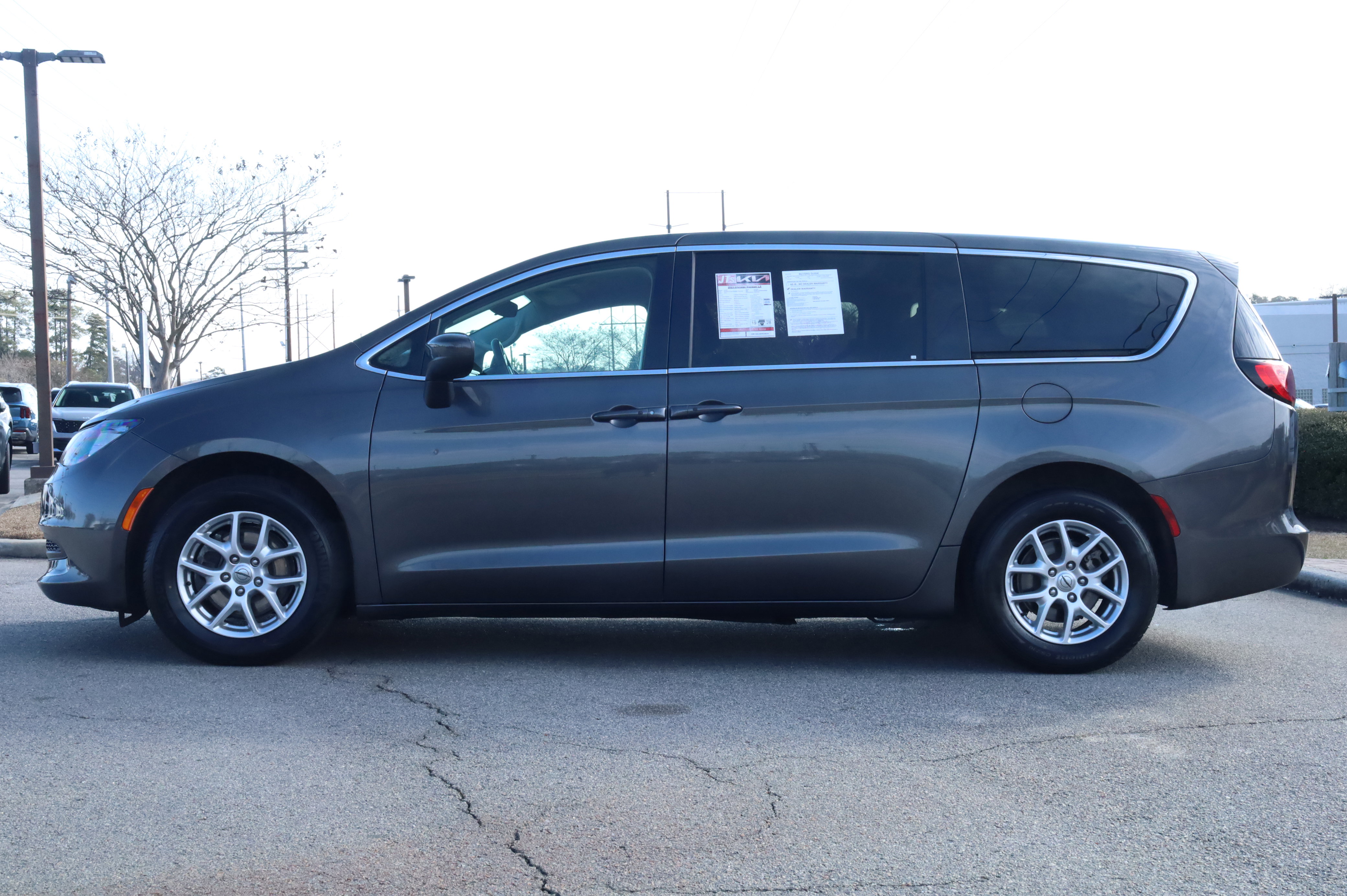 Used 2023 Chrysler Voyager LX image 2