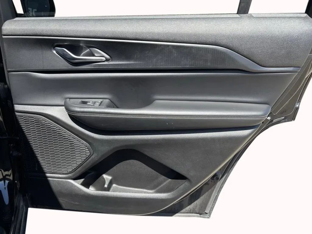 Used 2024 Jeep Grand Cherokee L Laredo image 16