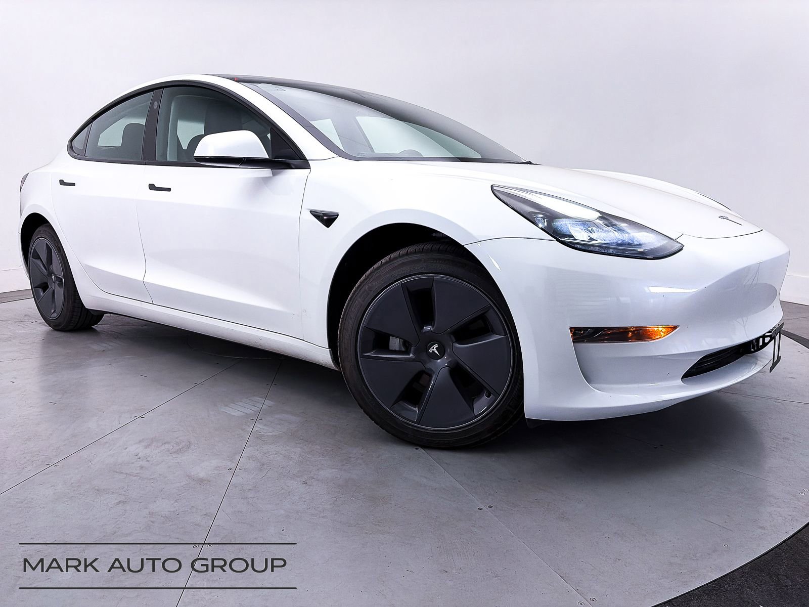 Used 2023 Tesla Model 3 Standard Range image 1
