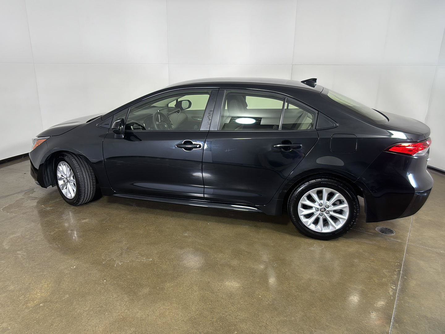 Used 2020 Toyota Corolla LE w/ LE Convenience Package FWD image 14