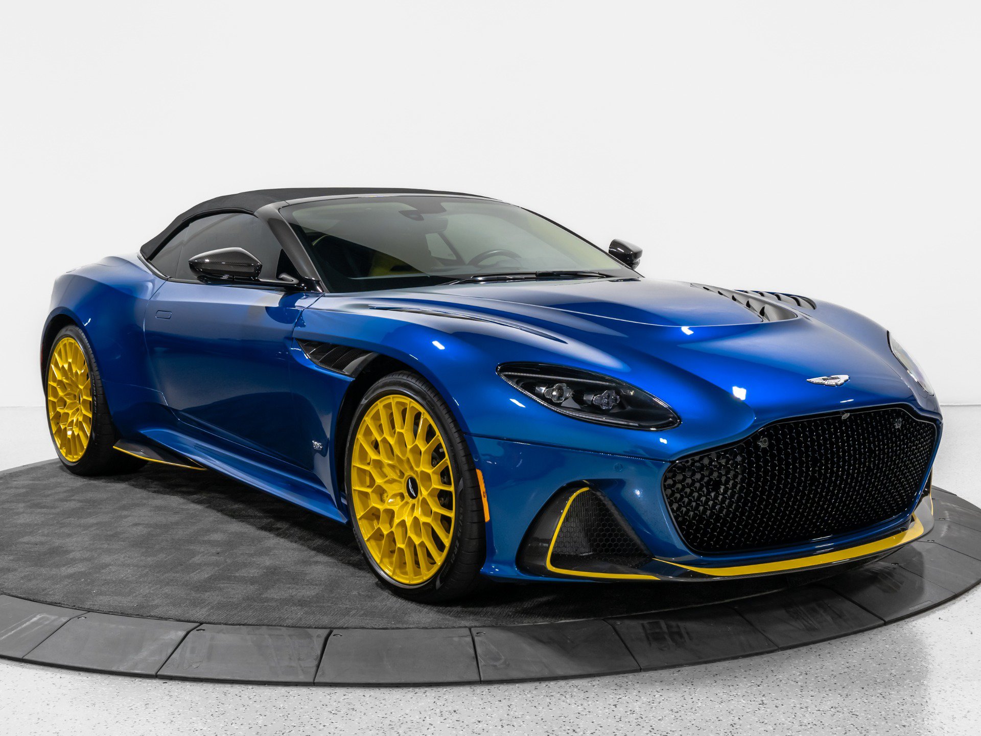 Used 2023 Aston Martin DBS Superleggera Volante RWD image 21