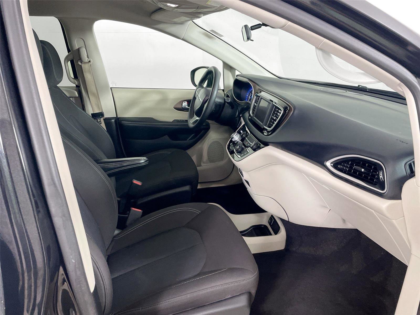 Used 2022 Chrysler Voyager LX image 26