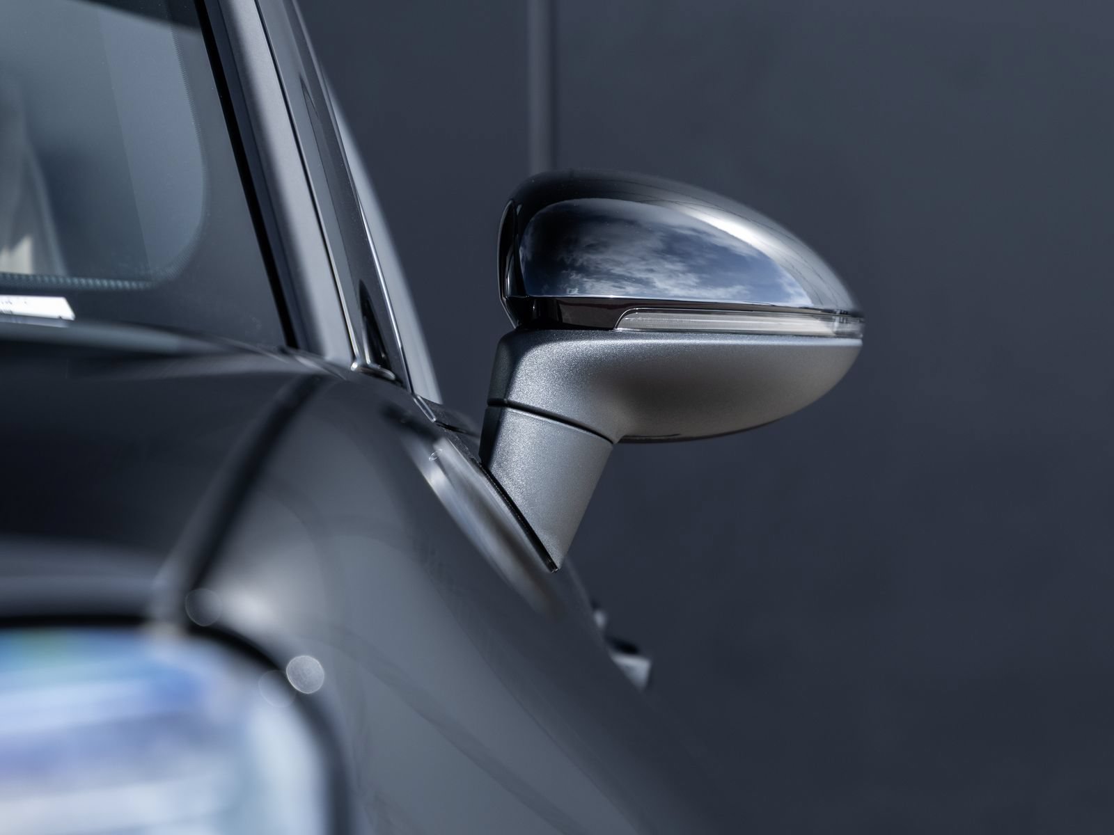 Certified 2025 Porsche Macan Electric RWD image 18