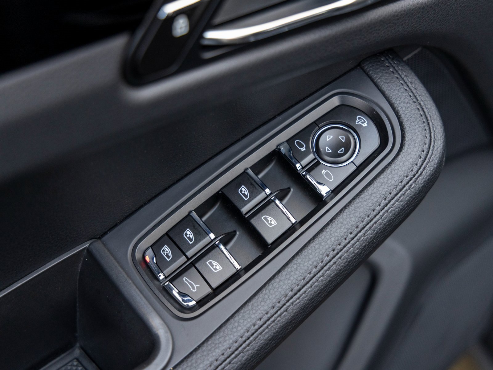 Certified 2025 Porsche Macan image 23