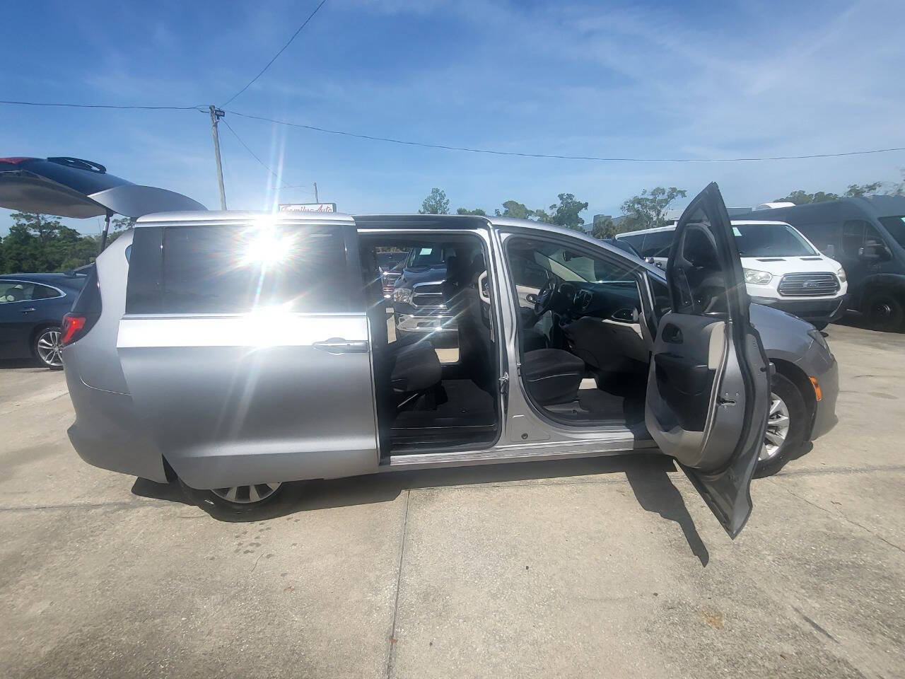 Used 2017 Chrysler Pacifica Touring w/ Tire & Wheel Group FWD image 75