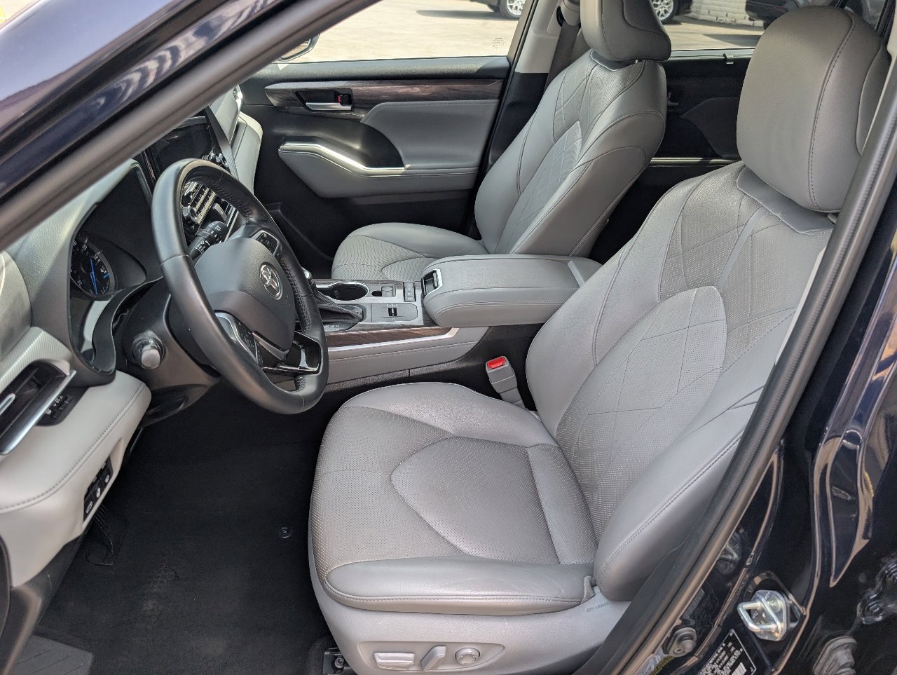 Used 2021 Toyota Highlander Platinum AWD/4WD image 2