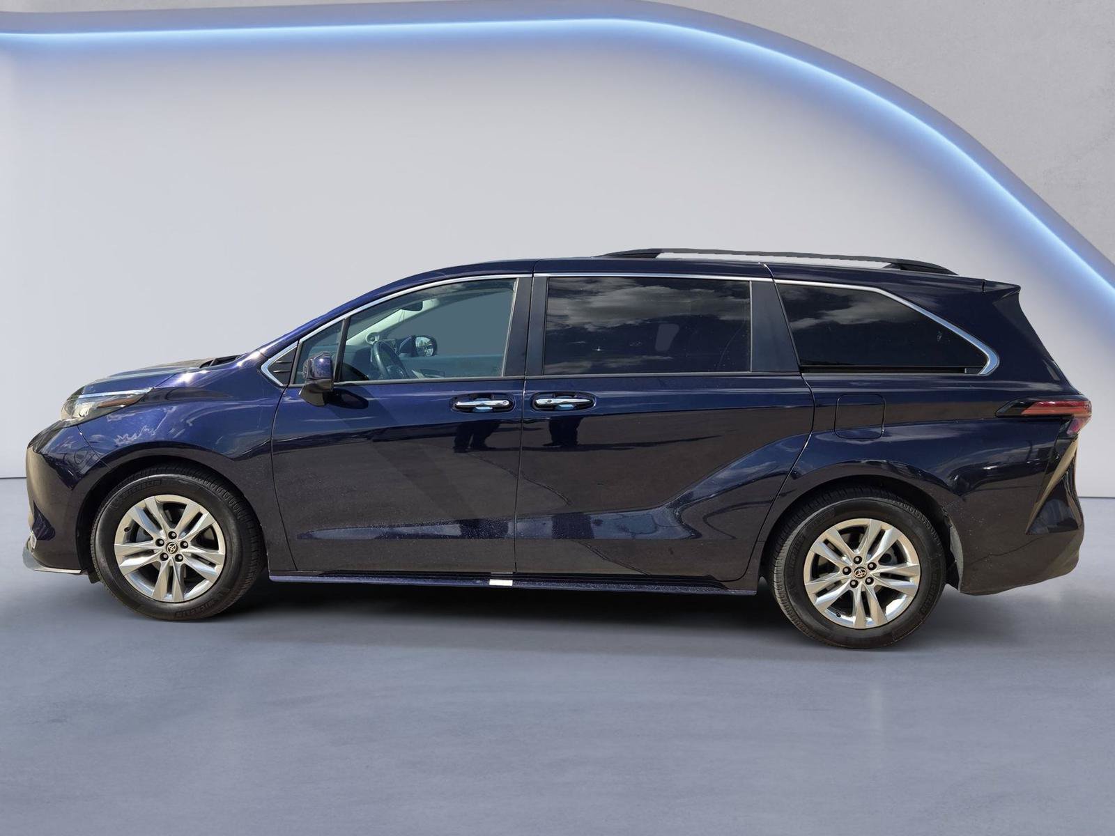 Used 2022 Toyota Sienna XLE w/ XLE Plus Package AWD/4WD image 5