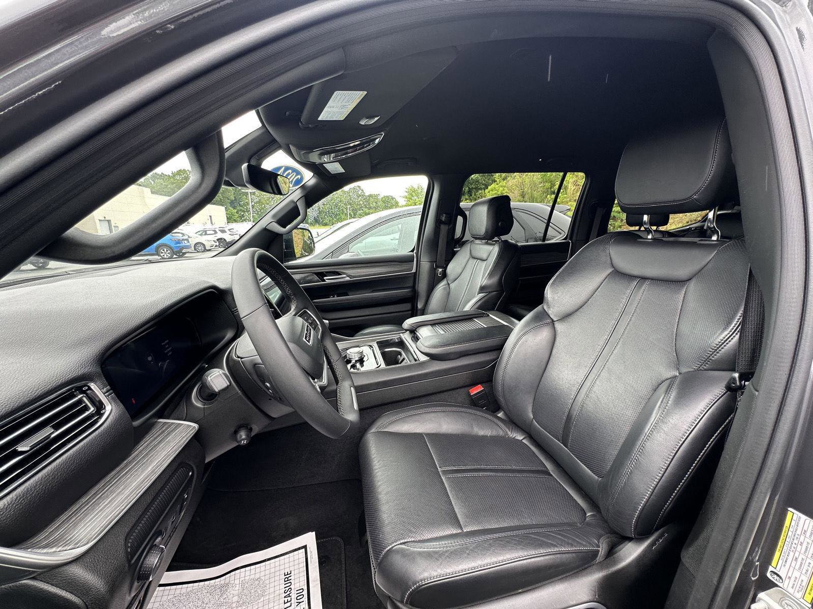 Used 2024 Jeep Wagoneer Series II w/ Flexible Seating Group image 10