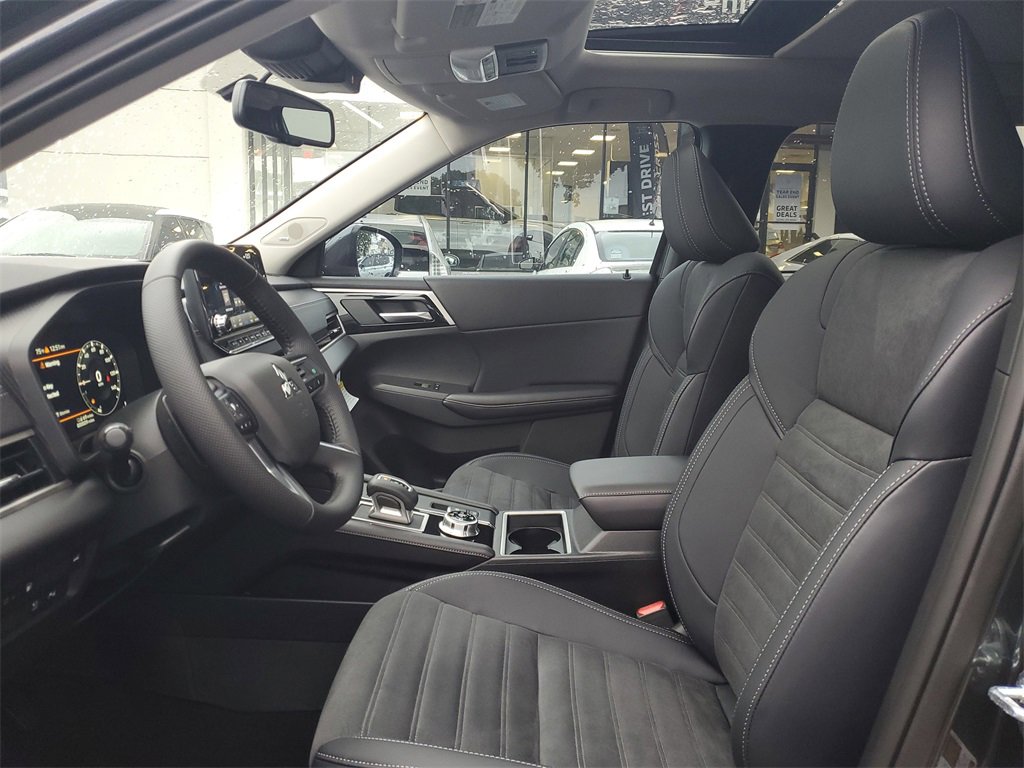 New 2025 Mitsubishi Outlander SE image 16