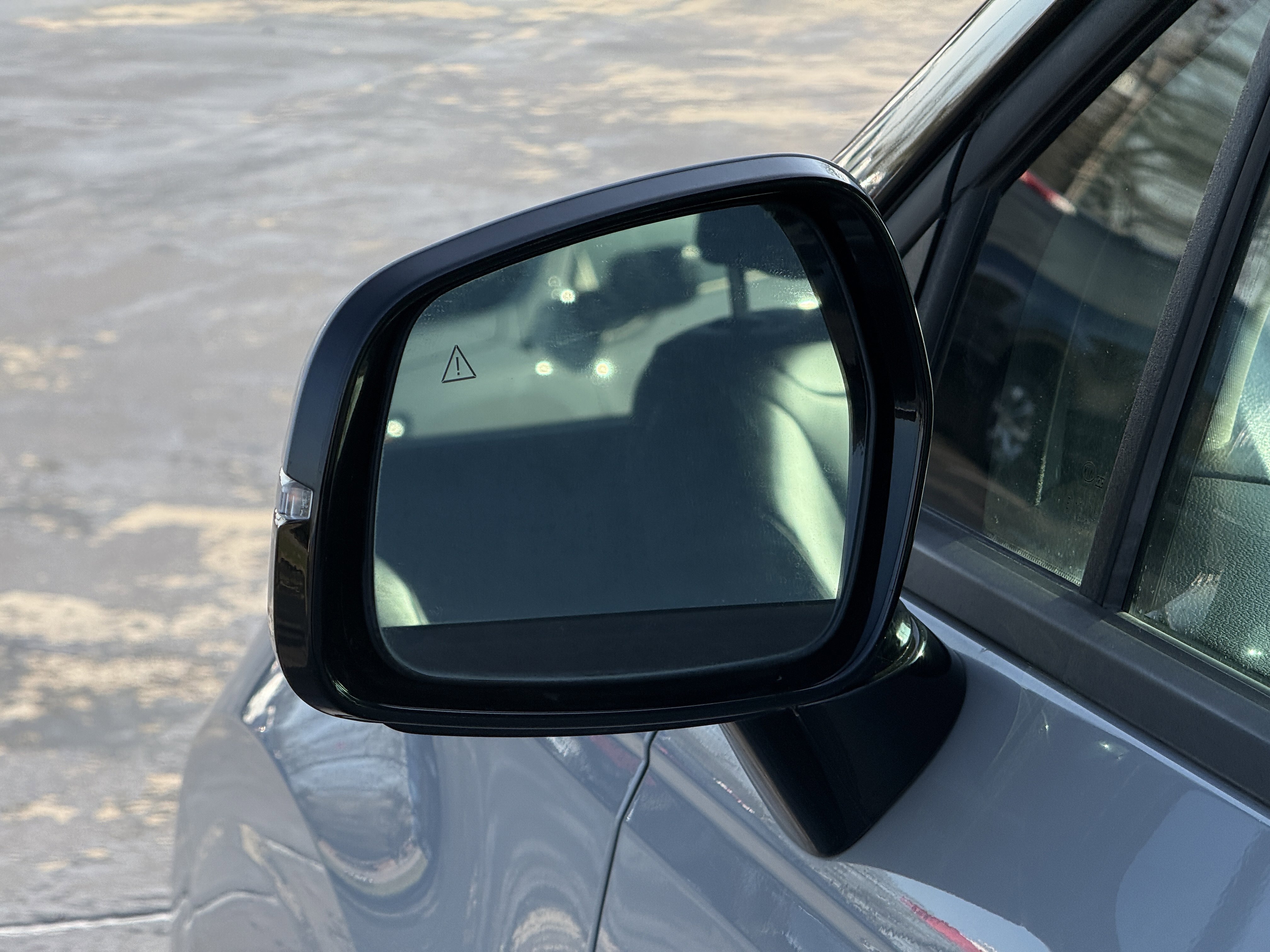Used 2022 Kia Carnival EX image 13