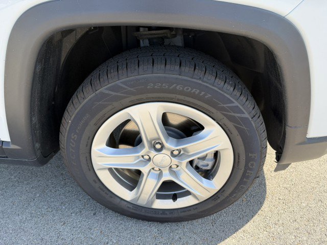 Used 2024 Jeep Compass Latitude AWD/4WD image 4