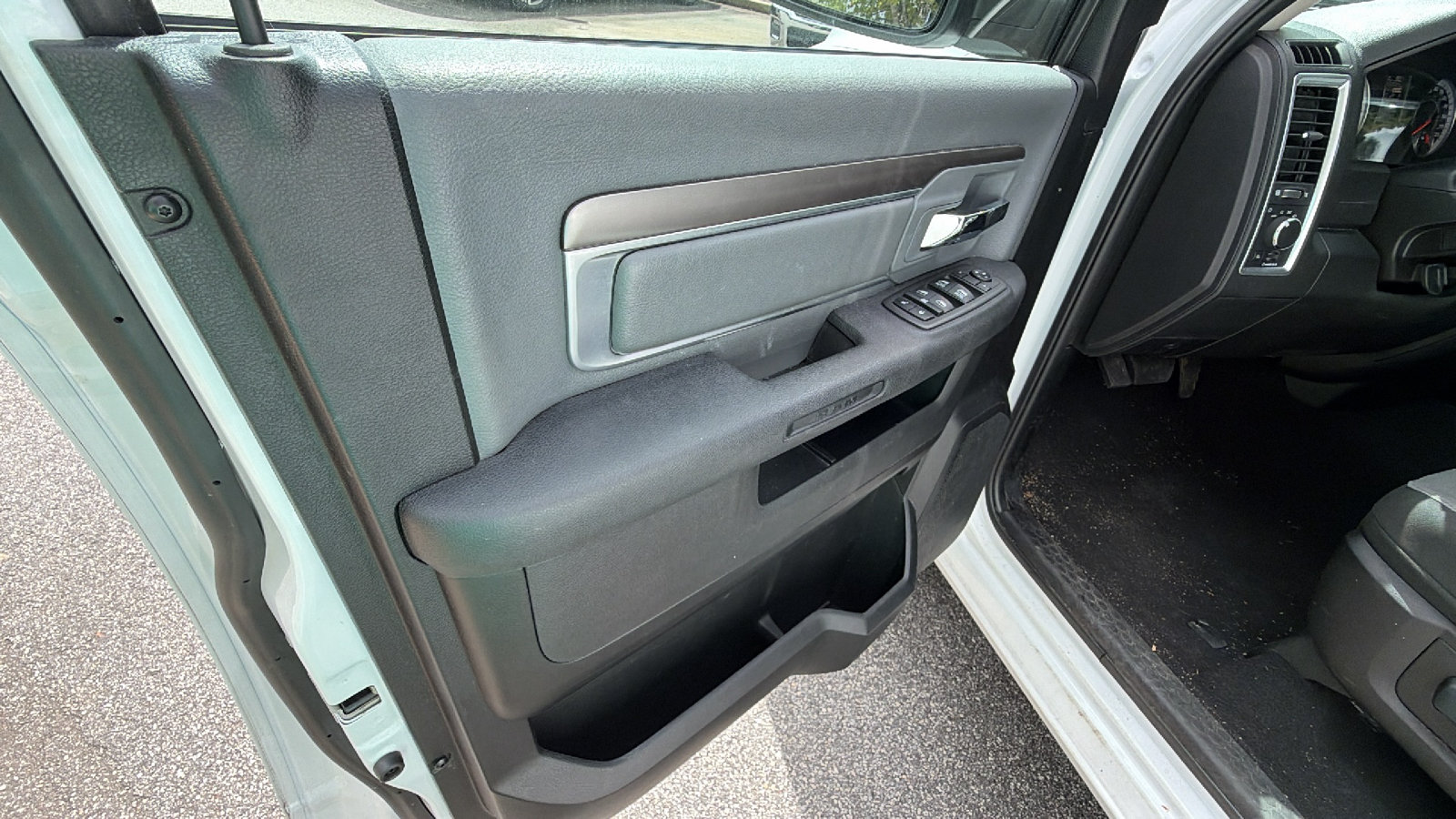 Used 2024 RAM 1500 Classic SLT AWD/4WD image 14