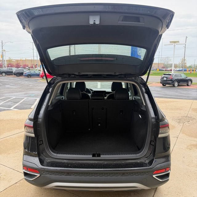 Used 2025 Volkswagen Taos SE AWD/4WD image 12