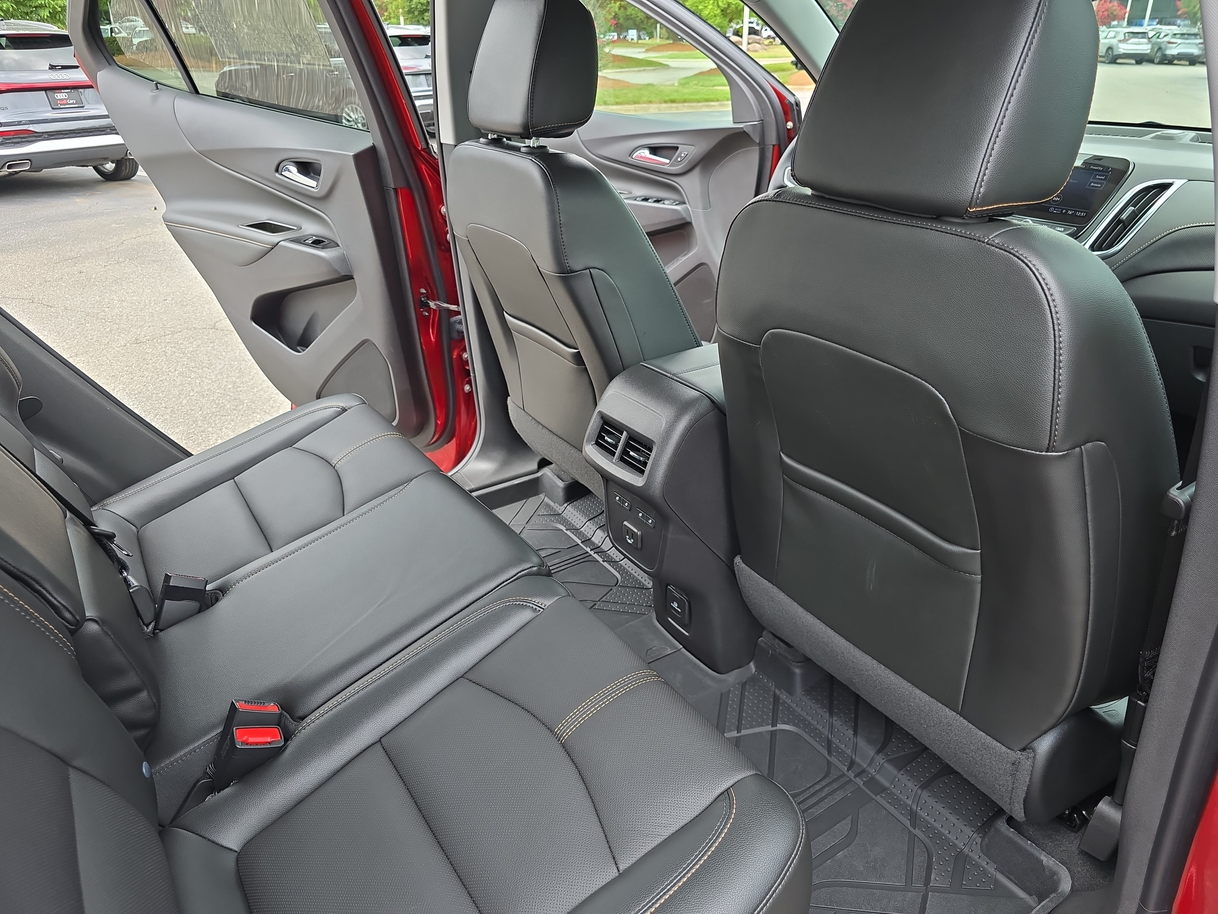 Used 2024 Chevrolet Equinox Premier AWD/4WD image 11