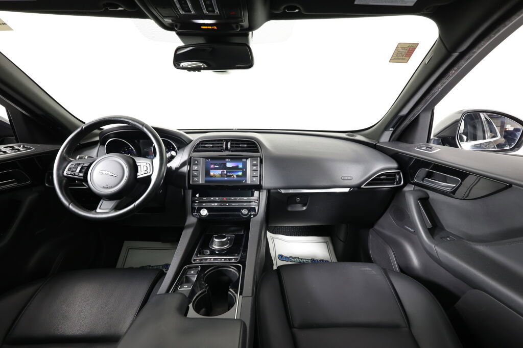 Used 2017 Jaguar F-PACE Premium image 31