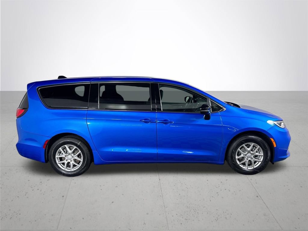 New 2026 Chrysler Pacifica Select FWD image 5