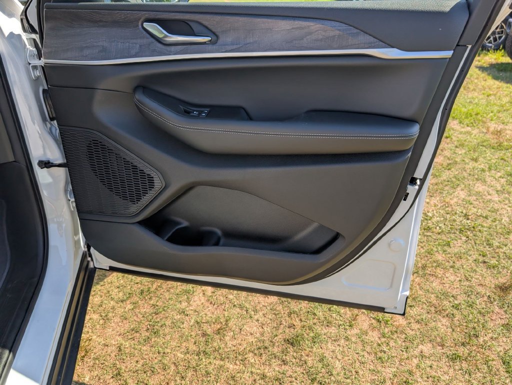 New 2026 Jeep Grand Cherokee Altitude RWD image 31