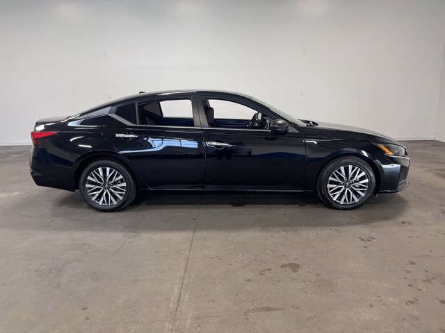 Used 2024 Nissan Altima 2.5 SV image 2