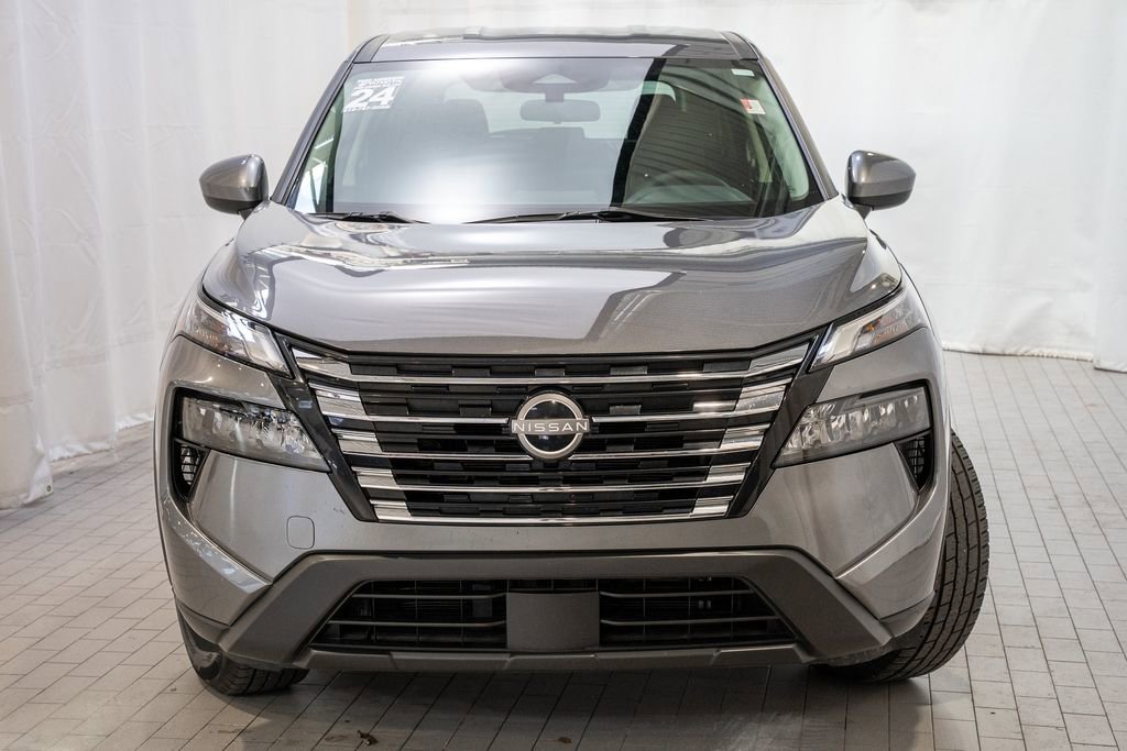 Used 2024 Nissan Rogue SV image 2