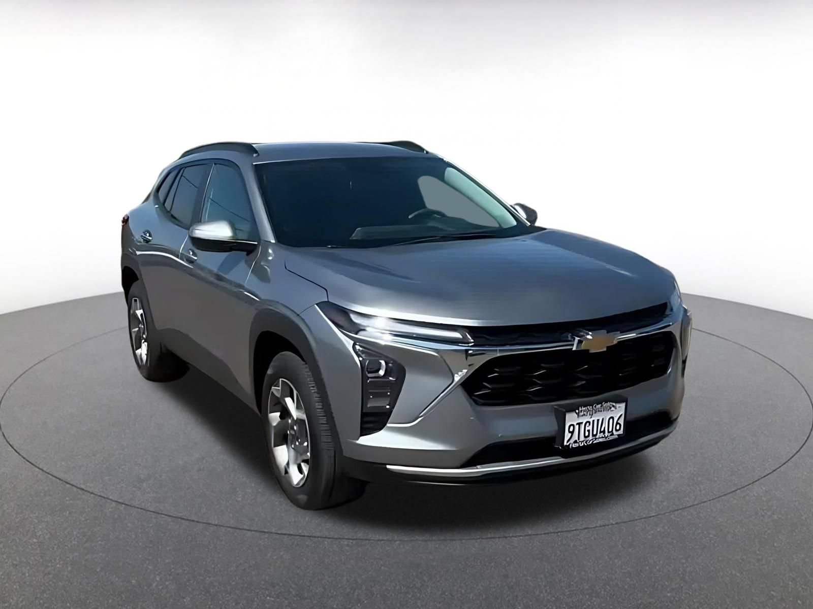 Used 2025 Chevrolet Trax LT FWD image 3