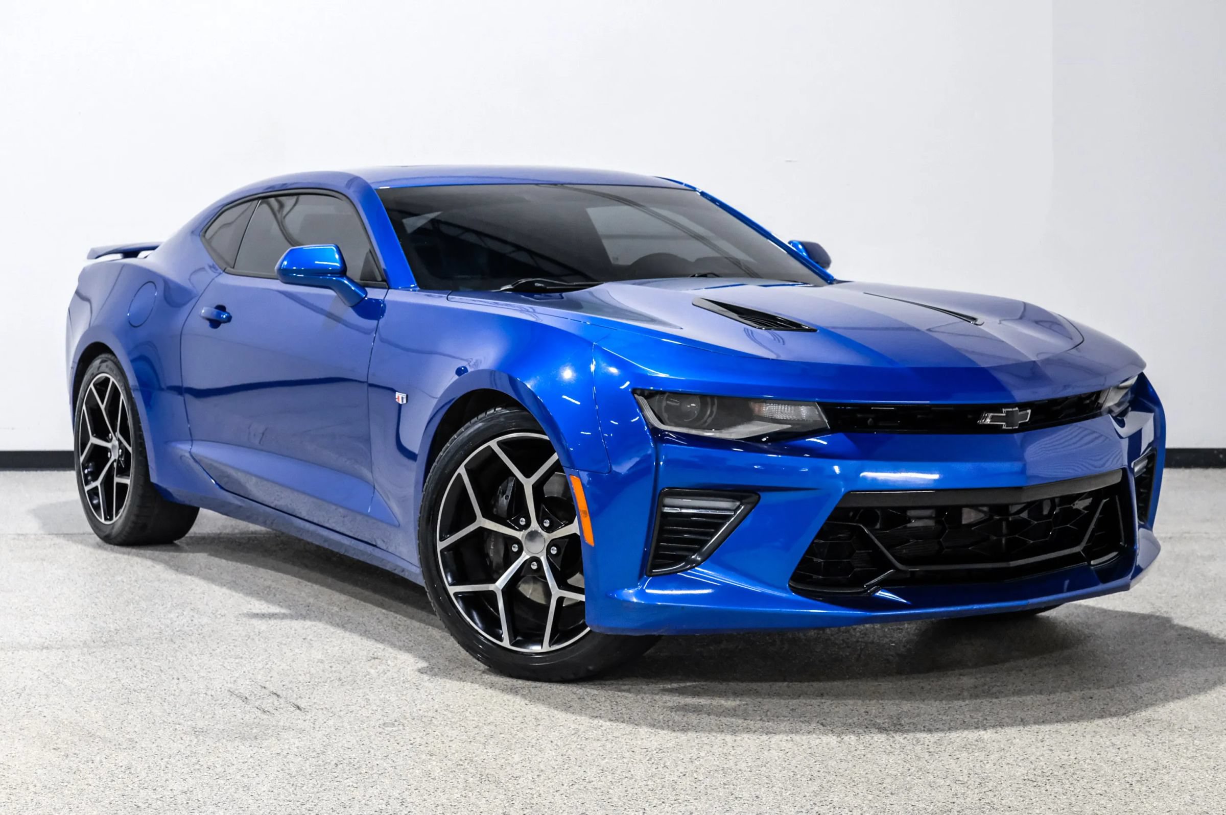 Used 2017 Chevrolet Camaro SS RWD image 4