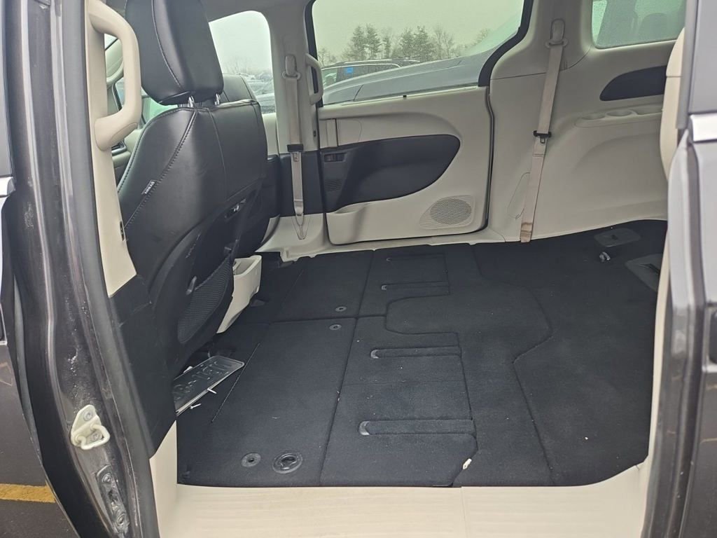 Used 2023 Chrysler Pacifica Touring-L image 11