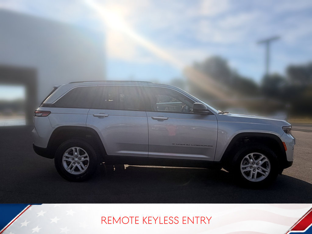 Used 2023 Jeep Grand Cherokee Laredo AWD/4WD image 4