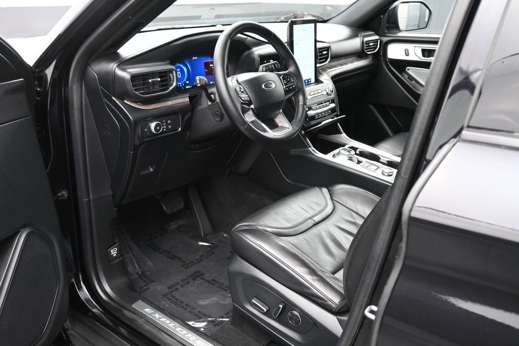 Used 2020 Ford Explorer Platinum w/ Premium Technology Package AWD/4WD image 2