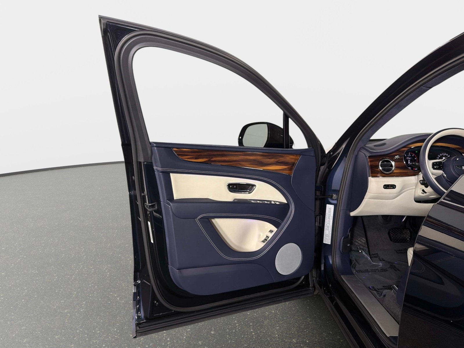 Used 2024 Bentley Bentayga AWD/4WD image 38