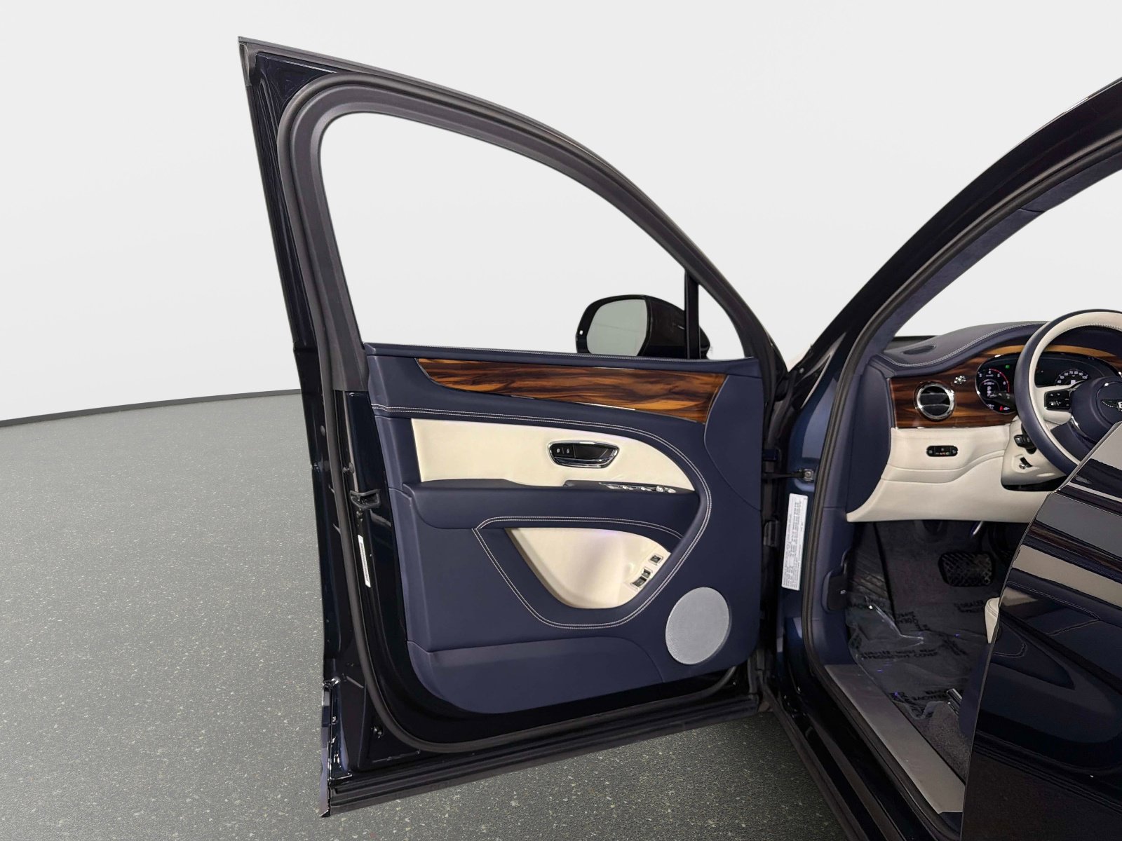 Used 2024 Bentley Bentayga AWD/4WD image 38