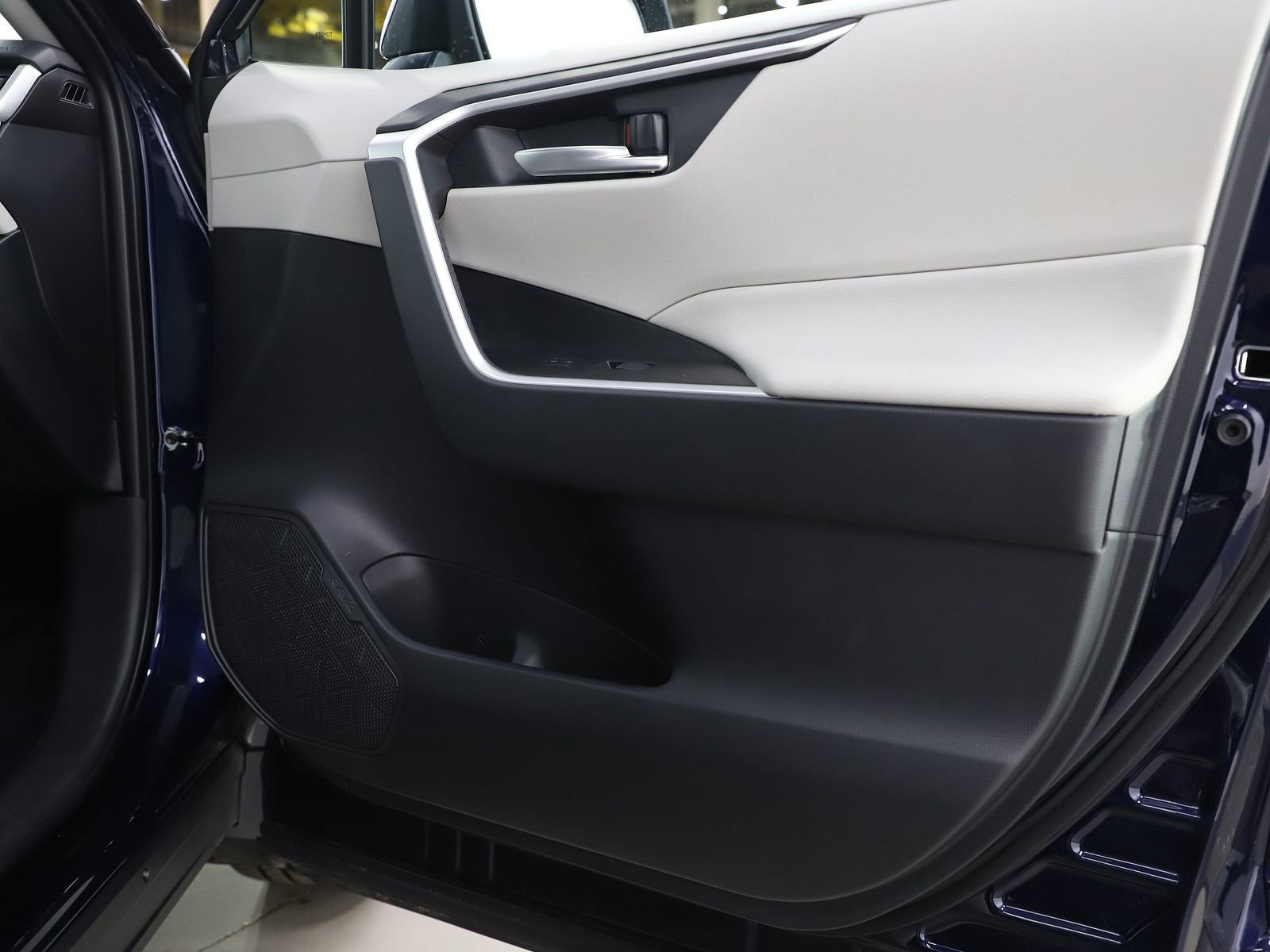 Used 2025 Toyota RAV4 XLE Premium w/ Weather Package image 9