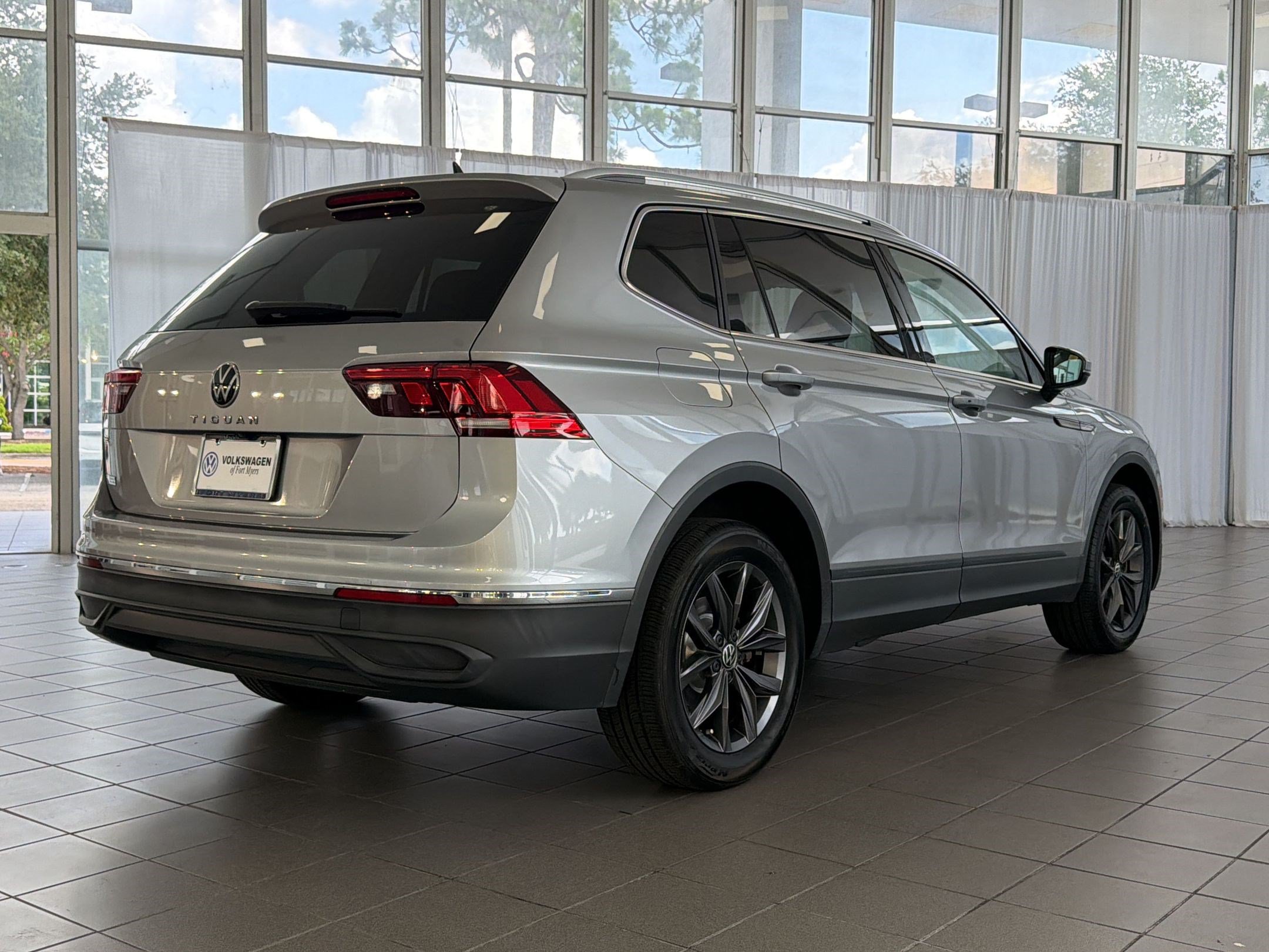 Used 2022 Volkswagen Tiguan SE FWD image 9