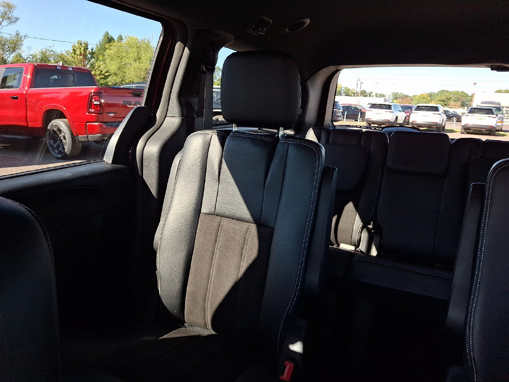 Used 2019 Dodge Grand Caravan SXT w/ Blacktop Package FWD image 19
