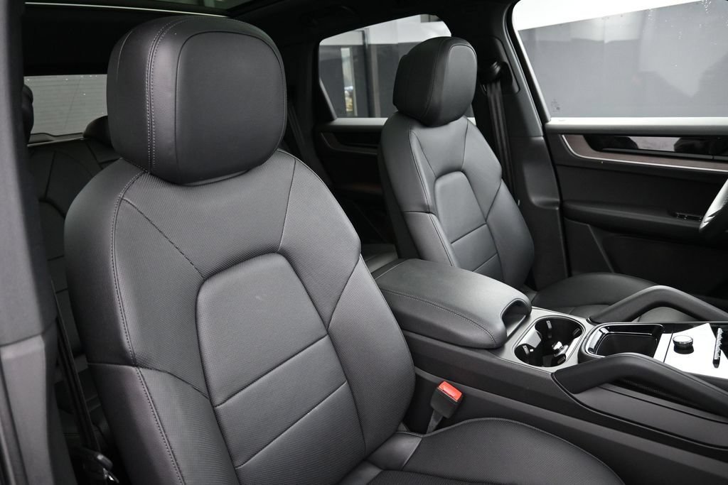 Certified 2025 Porsche Cayenne AWD/4WD image 27