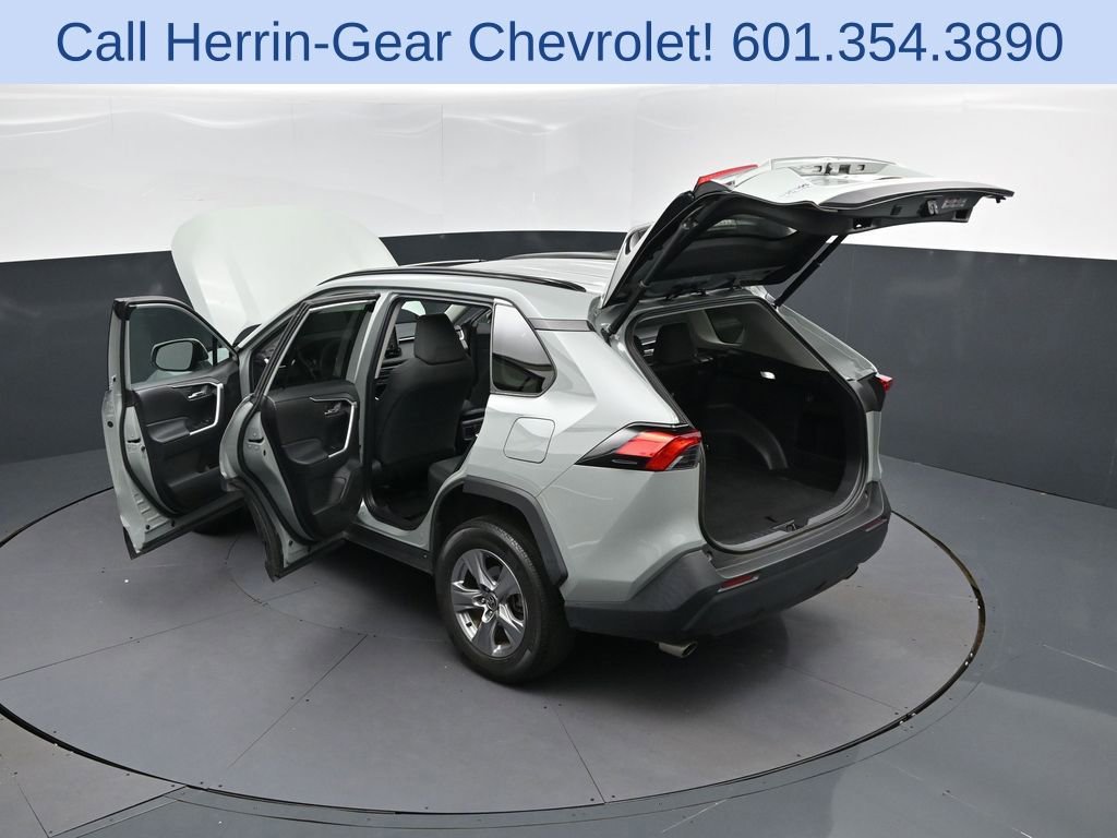 Used 2022 Toyota RAV4 XLE w/ Convenience Package FWD image 2