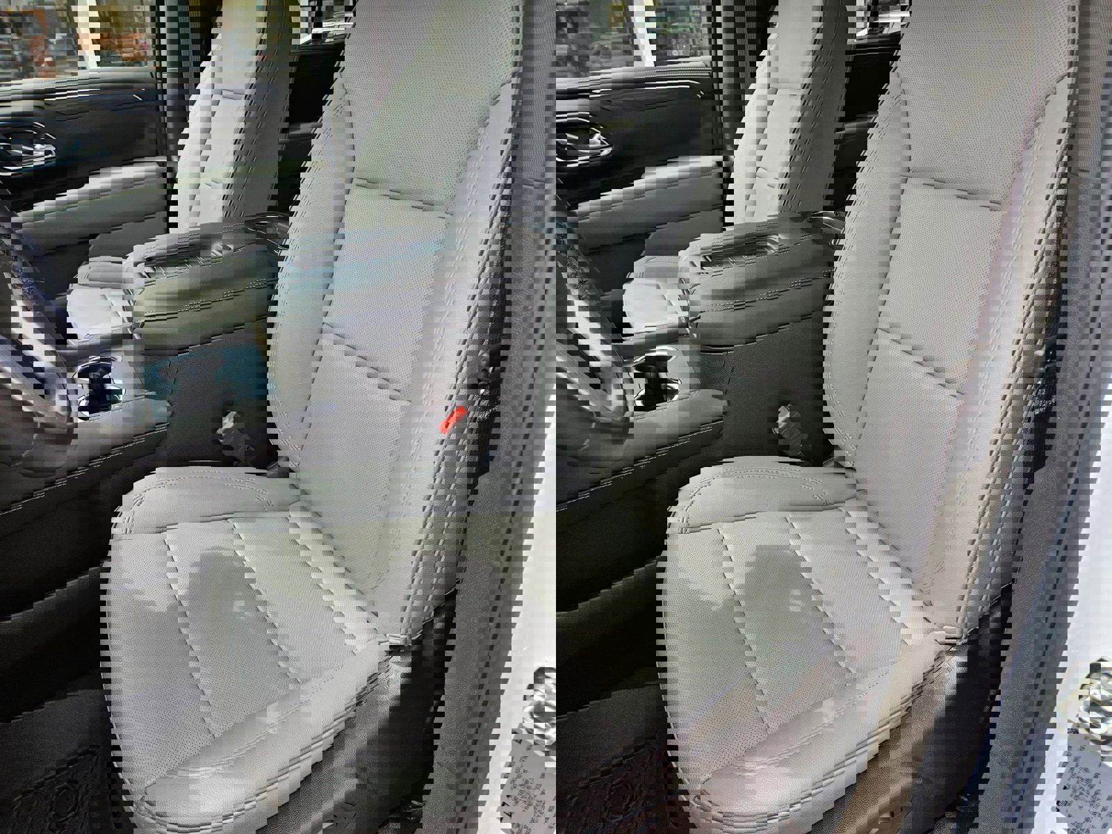 Used 2024 GMC Yukon SLT w/ SLT Luxury Package image 21