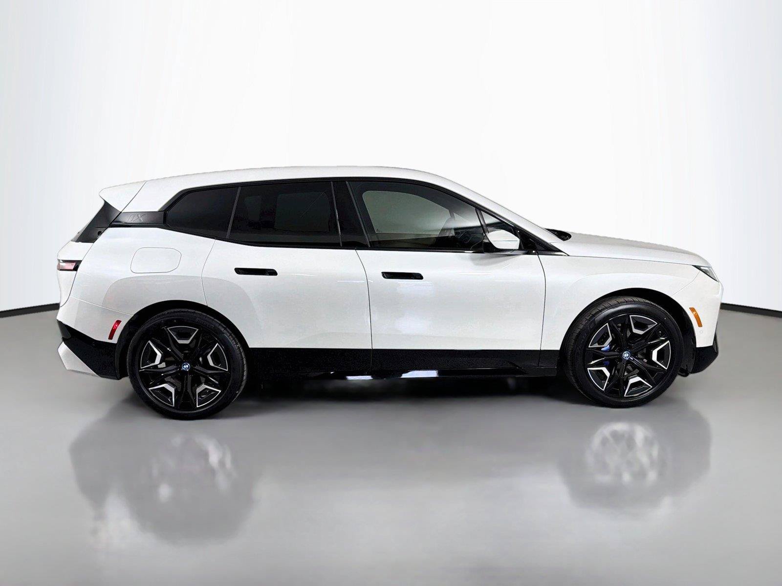 Used 2024 BMW iX xDrive50 w/ Sport Package AWD/4WD image 5