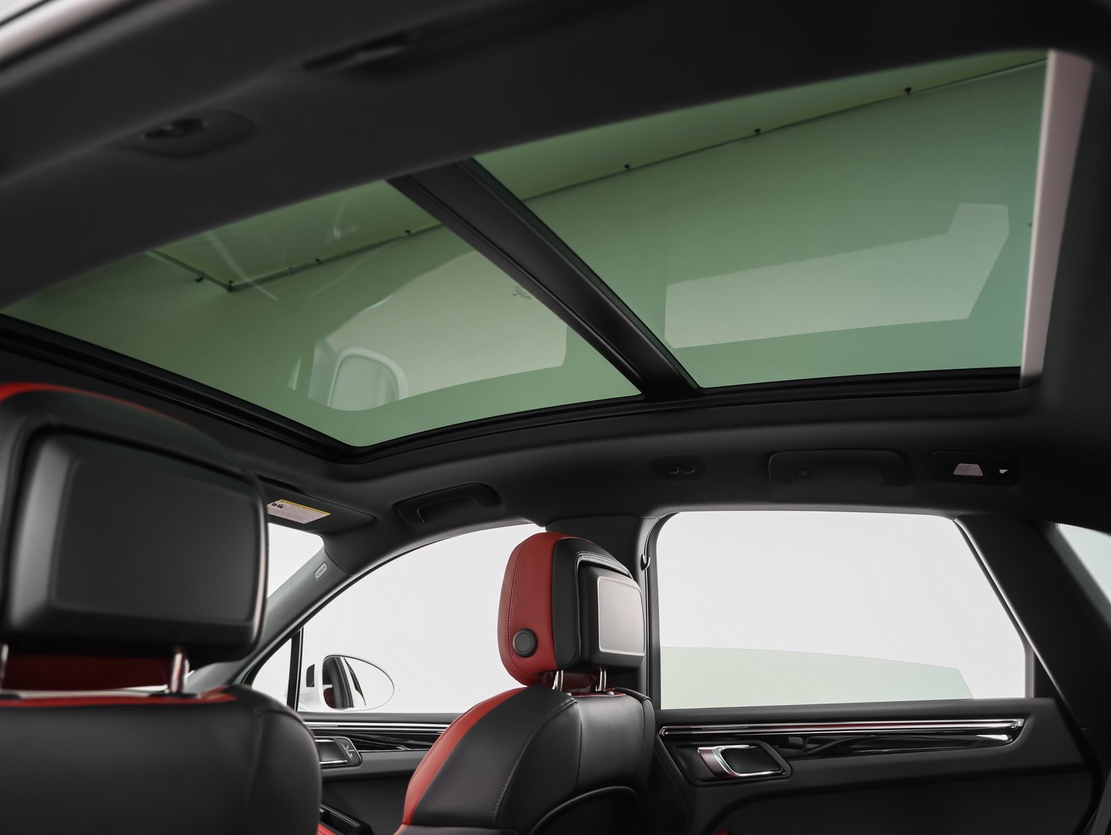 Used 2025 Porsche Macan image 43