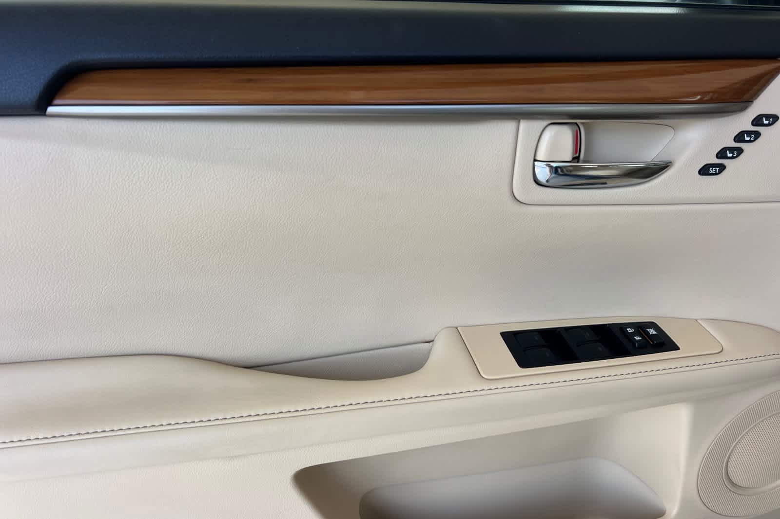 Used 2014 Lexus ES 300h w/ Premium Package w/Bamboo Trim FWD image 12
