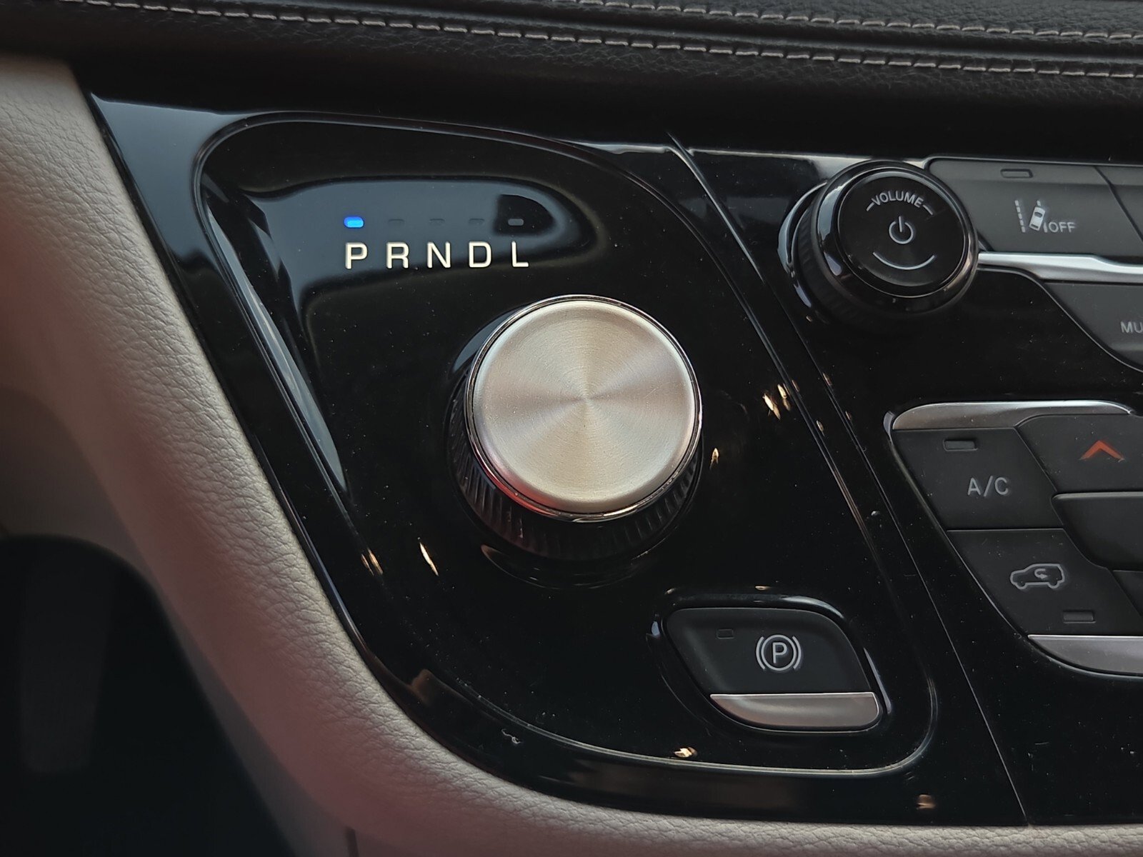 Used 2023 Chrysler Pacifica Touring-L image 48