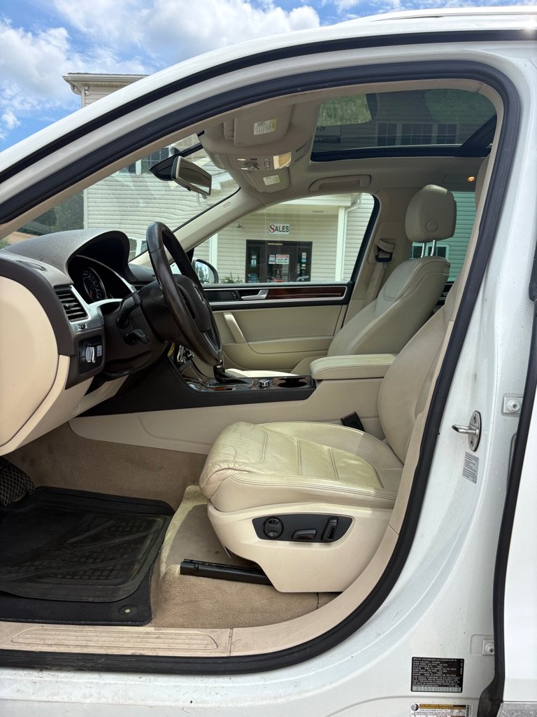 Used 2013 Volkswagen Touareg Sport AWD/4WD image 9