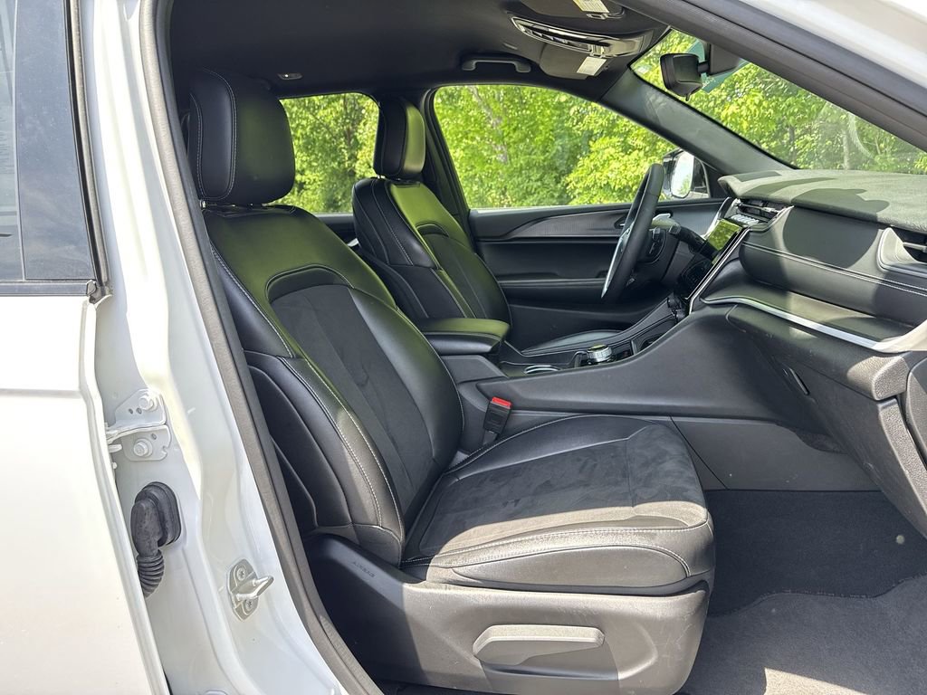 Used 2024 Jeep Grand Cherokee Altitude image 27