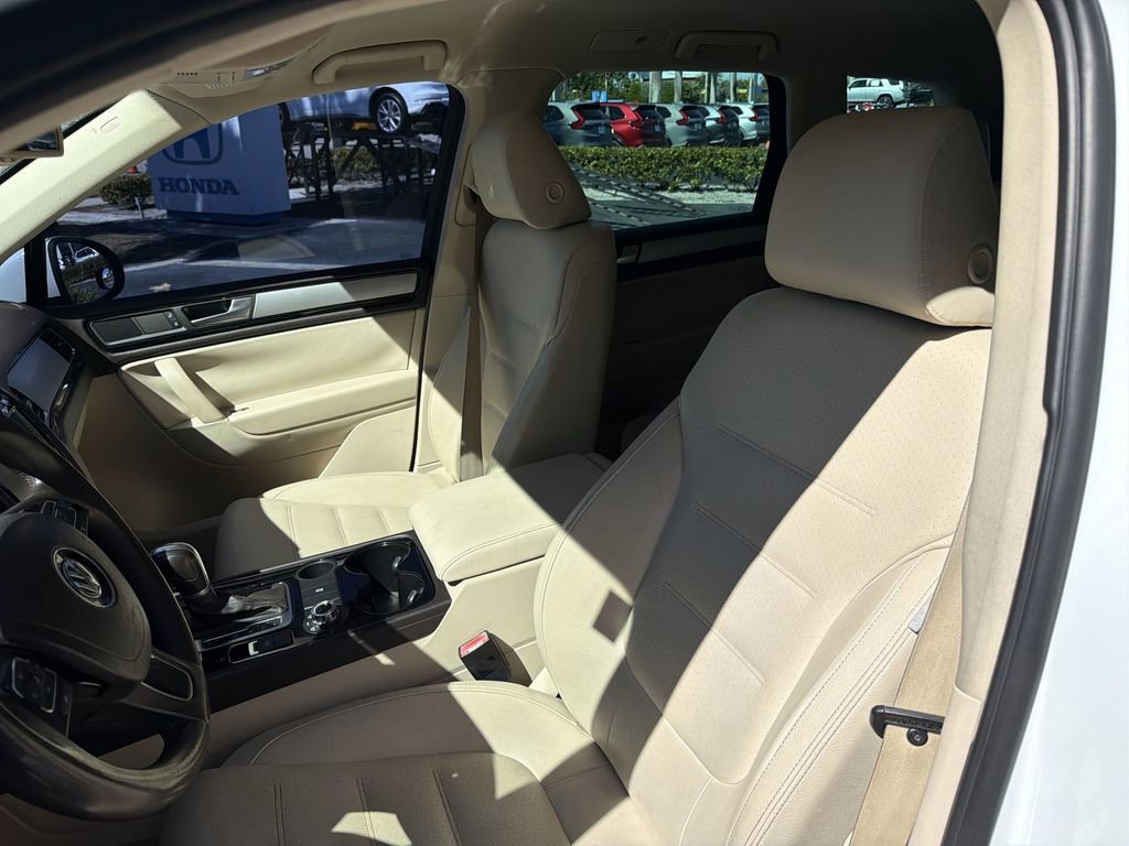 Used 2013 Volkswagen Touareg Sport image 26