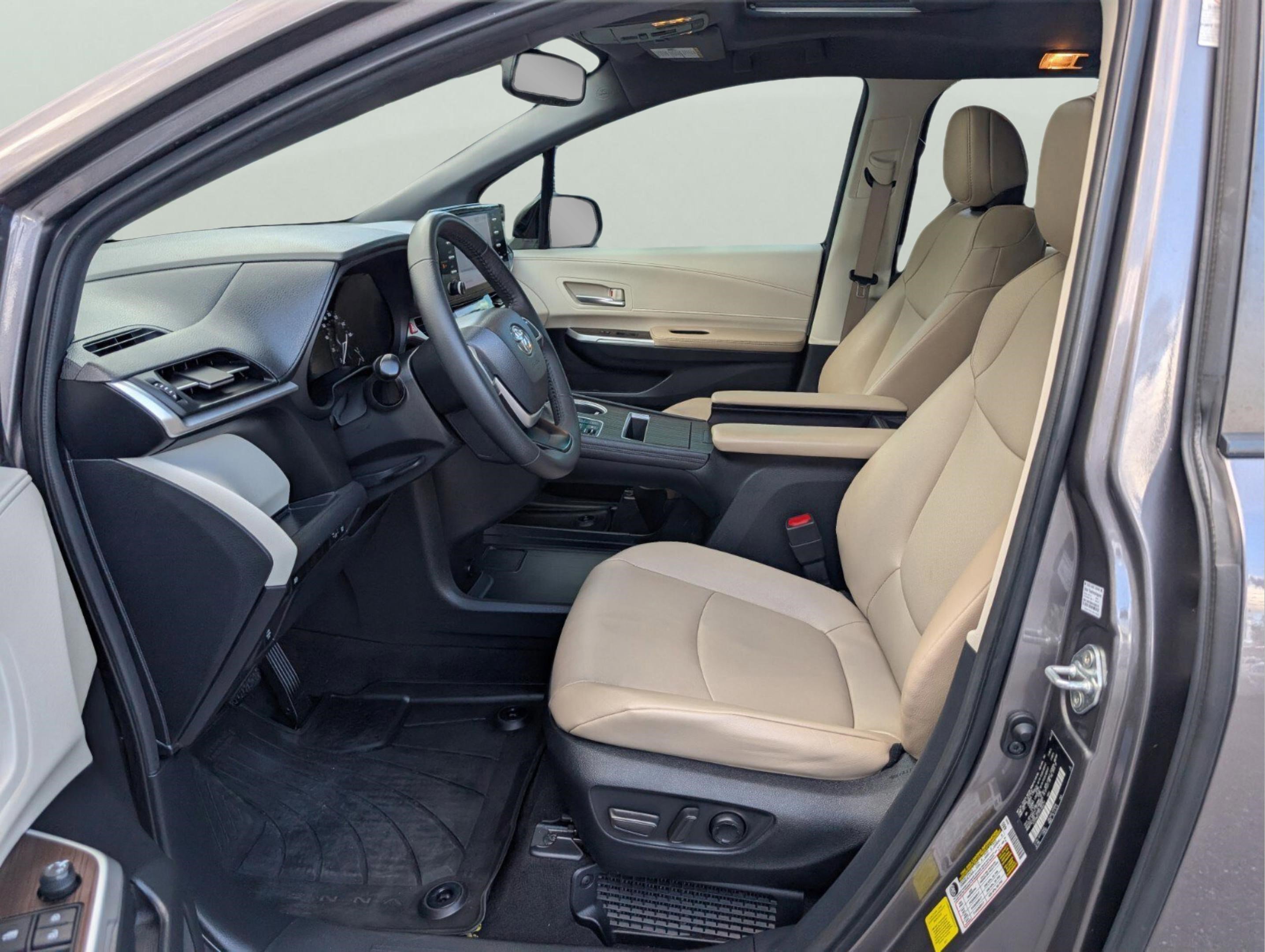 Used 2023 Toyota Sienna XLE image 31