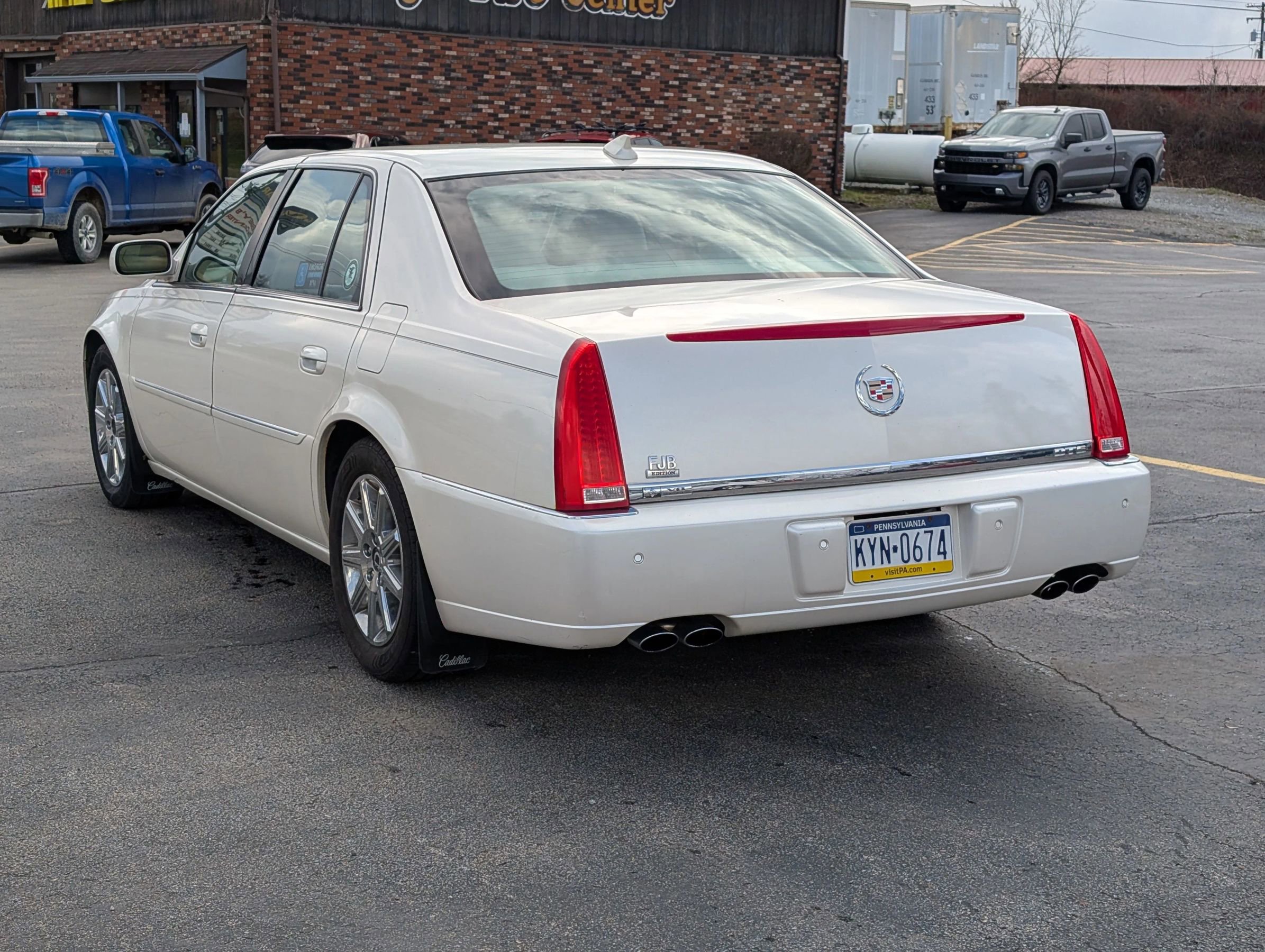 Used 2011 Cadillac DTS Premium image 3