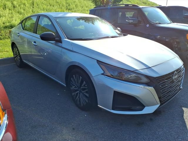 Used 2025 Nissan Altima 2.5 SV FWD image 11