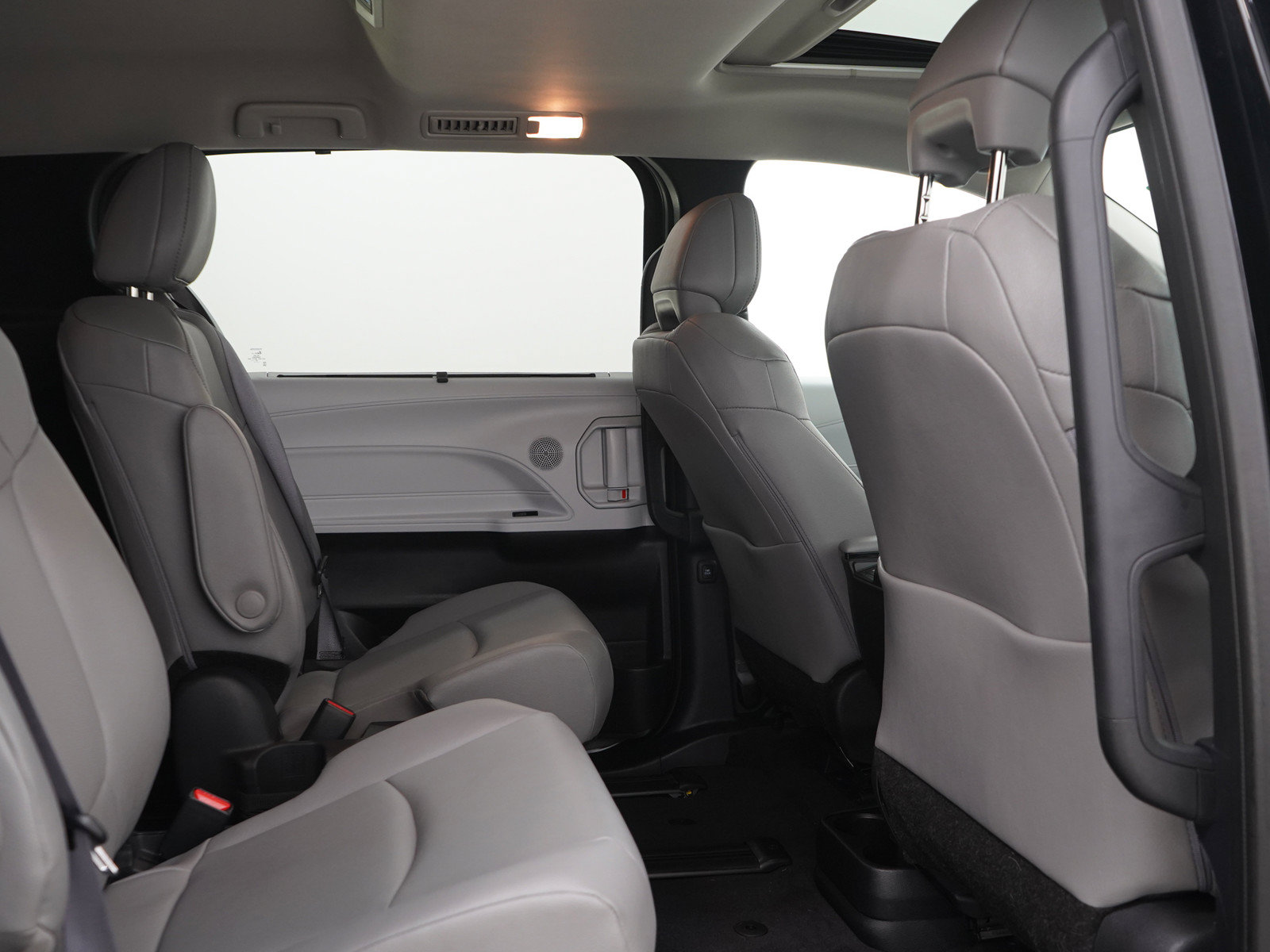 Used 2025 Toyota Sienna XLE w/ XLE Plus Package AWD/4WD image 14