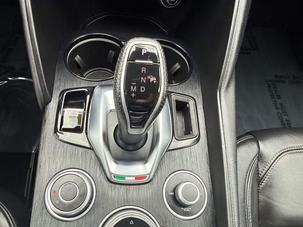 Used 2020 Alfa Romeo Giulia AWD image 21